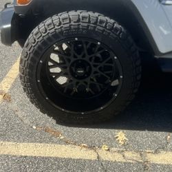 22in rims And 35in Tires Only 3500miles Worn