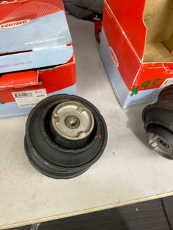 Mercedes motor mounts (2)