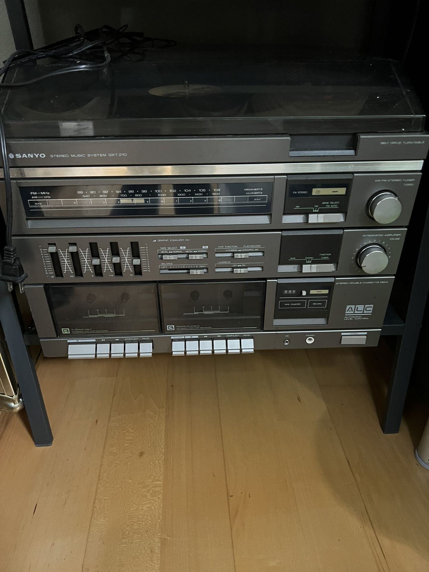 Sanyo Stereo System With 2 Speakers