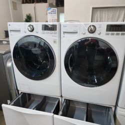 LG SET STEAM WASHER AND GAS DRYER  LIKE NEW 