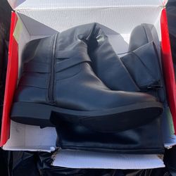  Brand-new women’s shoe Never been  Used  Size 10 black color