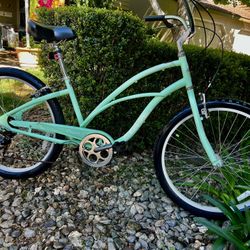 Like New Women’s Mint Color ELECTRA CRUISER 7 Cruiser Bike (7 Speeds. Very Comfortable) 26” Tires 