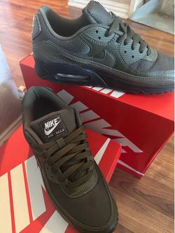 Green Nike men’s shows 9