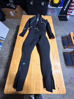 Women’s small Bare 7mm wetsuit