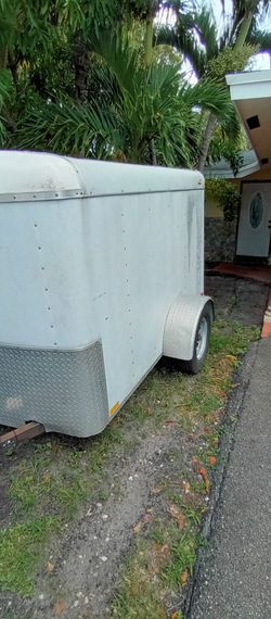 5x8 ft Enclosed Trailer