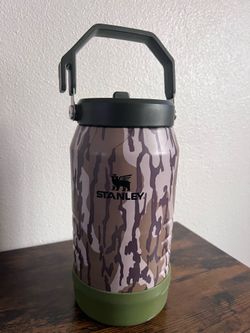 Stanley 64 oz Mossy Oak