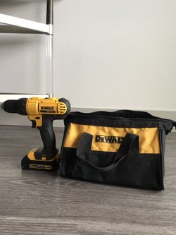 Dewalt drill in bateria in tool bags