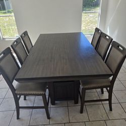 Dining Room Table & Chairs