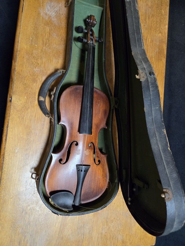 Violin 🎻.  