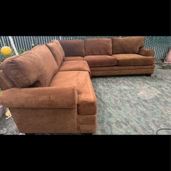 Brown Couch great condition clean with sell  all the time delivery $40 local