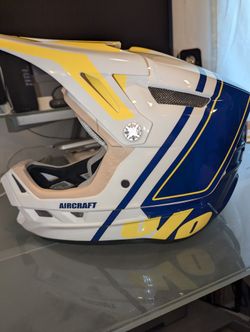 100% Aircraft Composite Downhill helmet