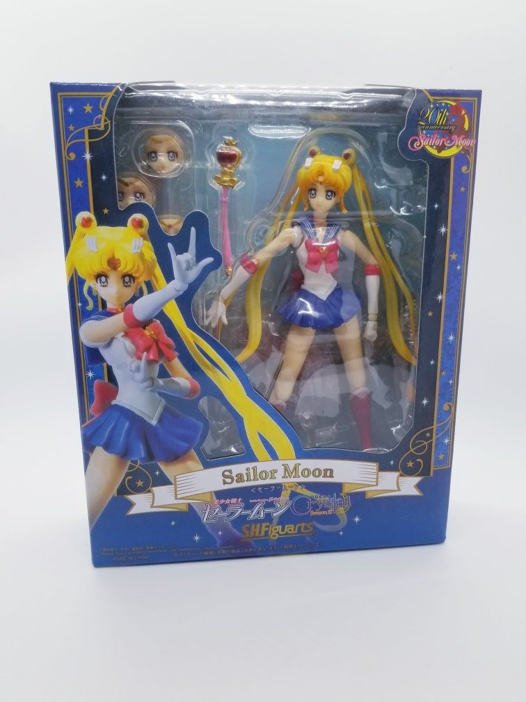 Sailor Moon Action Figure, 5 faces and 16 pairs of hands to make ur doll look different all the time.