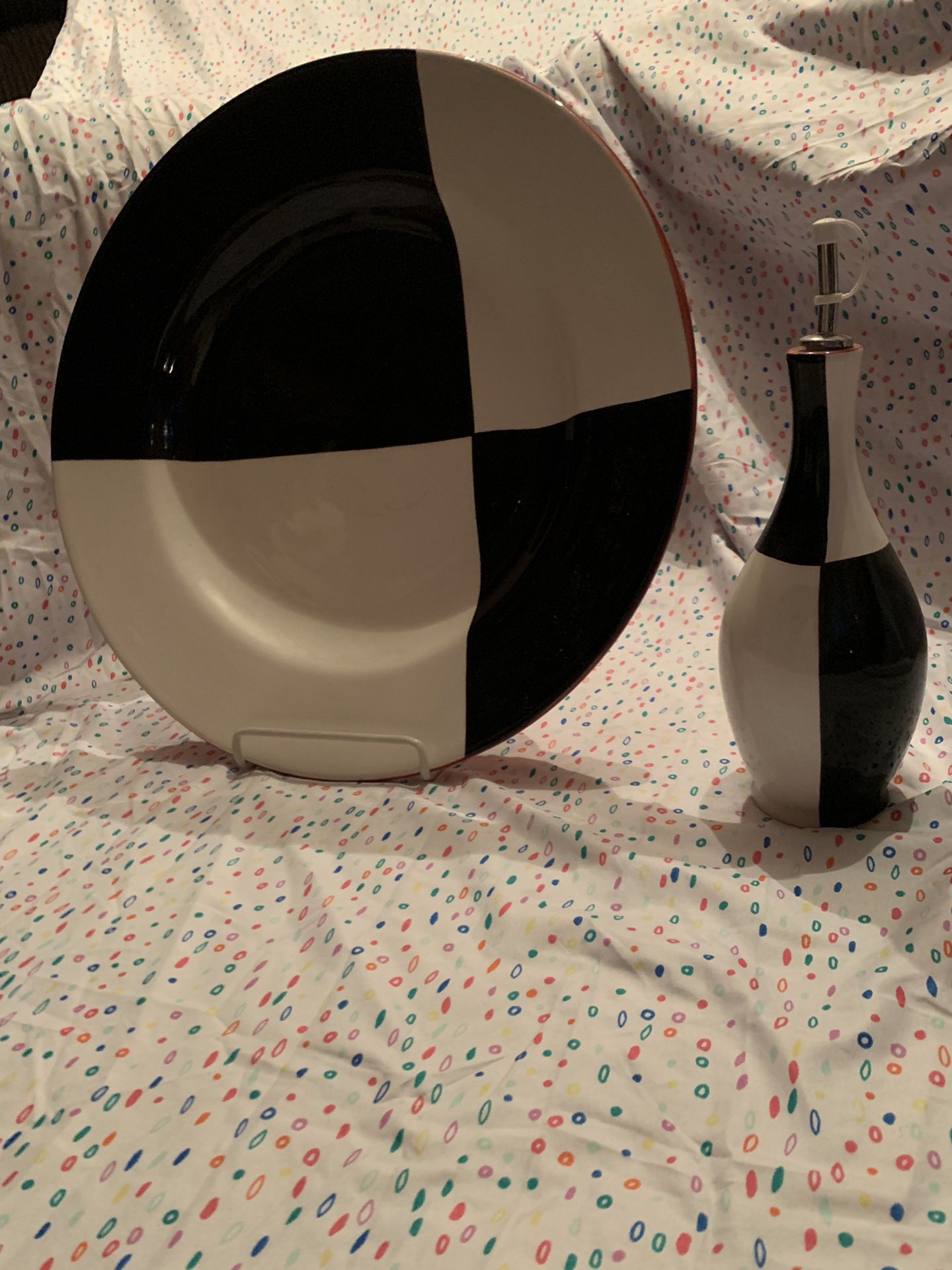 Black & White Plate & Vase