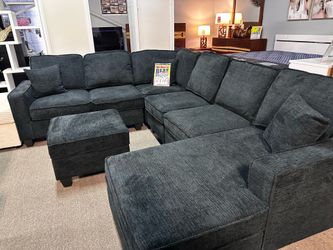Stunning sectional w/ottoman! 🖤🔥 More colors!