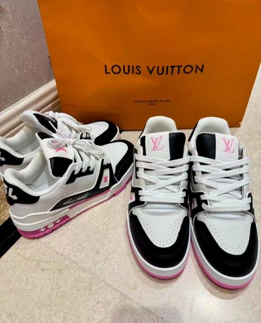 Louis Vuitton trainer in black and pink