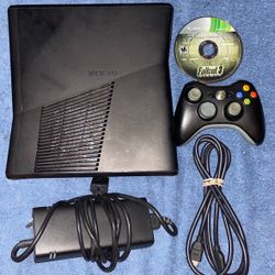 XBOX 360 SLIM CONSOLE WITH VIDEO GAME & CONTROLLER