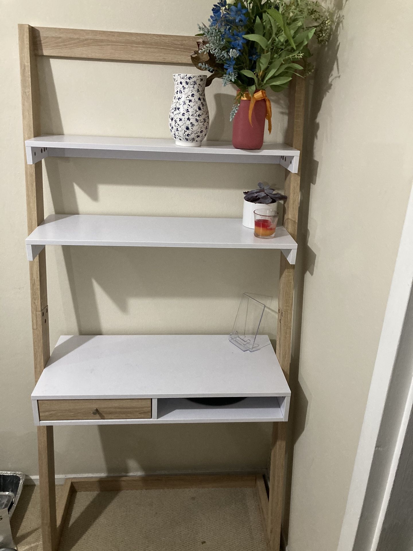 Desk/shelf