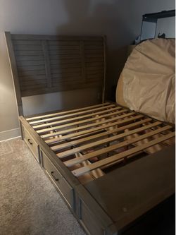 Queen size bedframe