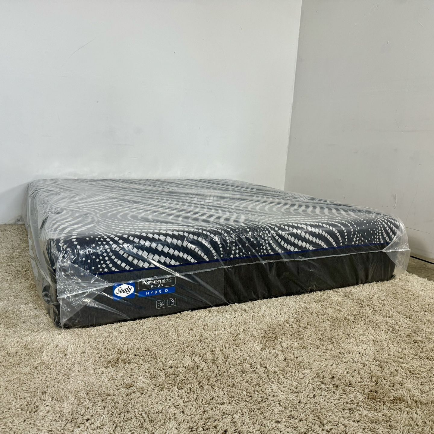 King Sealy Posturepedic Hybrid  Mattress (Delivery Is Available)