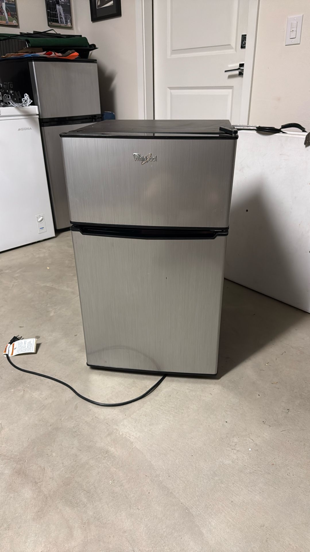 3.1 Cu Ft Whirlpool Mini Fridge And Freezer With 2 Shelves