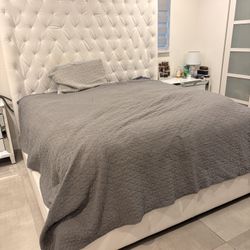 🤍 King Size Upholstered Bed – Tufted Headboard & Platform Frame – $250OBO