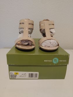 New size 8.5 womens shoes