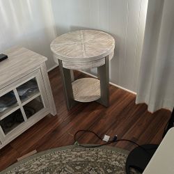 Corner / End Table