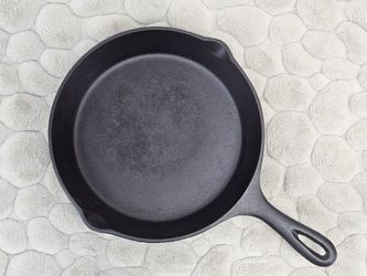 VTG CAST IRON 3-NOTCH LODGE #6 SKILLET
