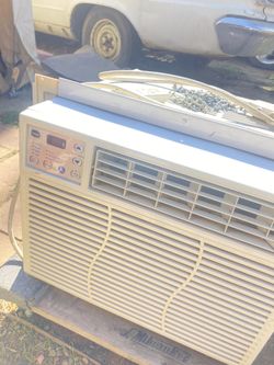 Window A/C 12,000 BTU Cools Off 1000 Sq Feet