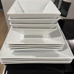 I’m selling a dining dish set, used about 2 times
