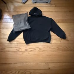 essentials hoddies comes with tags