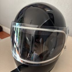 Biltwell Gringo S, a full-face motorcycle helmet known for its retro aesthetic. 