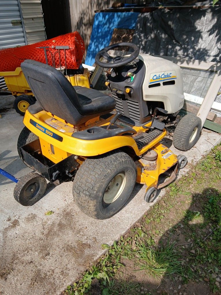 Cub Cadet Series 1000 Rideing Mower