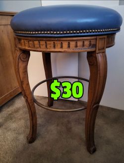 Swivel Bar Stool 
Very nice condition 
$30