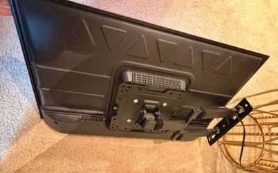 33 inches Flat Screen TV with Wall Mount Bracket