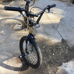 Hurry Hurry Now For The Low Mongoose Bike With Pegs 