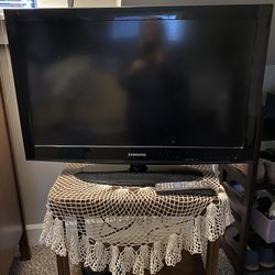 32” Samsung TV w/ Remote