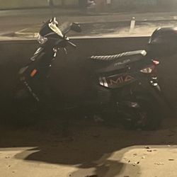 MIA SCOOTER 🛵 NEEDS NEW STARTER AND 🔑 