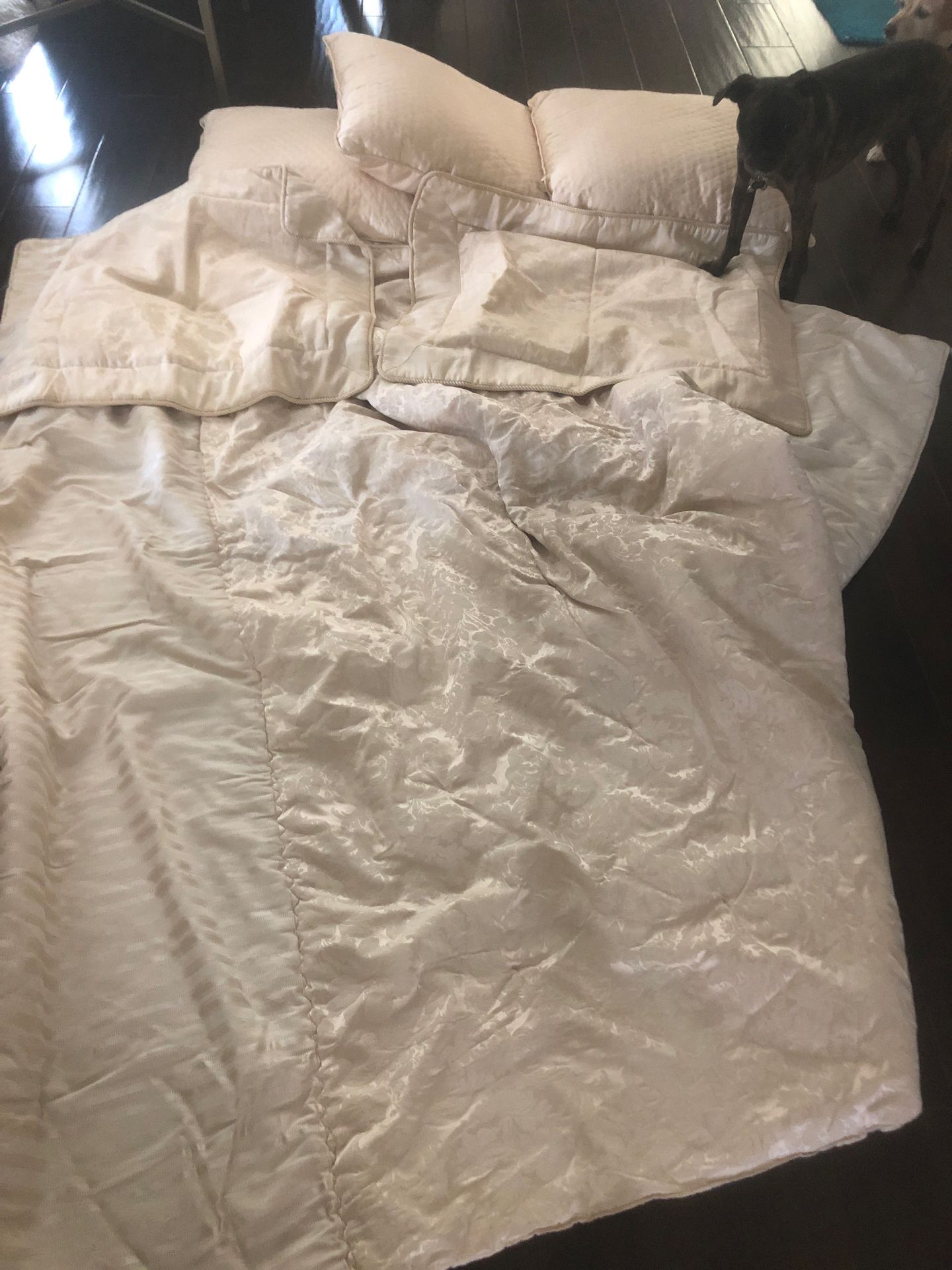 King quality expensive heavy bead spread, 2 shams cases and 3 big bed pillows