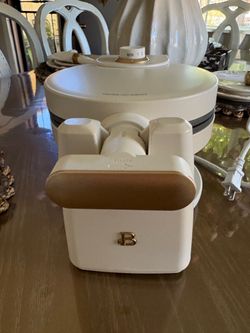 Beautiful Waflera Belga Giratoria, Glaseado Blanco by Drew Barrymore