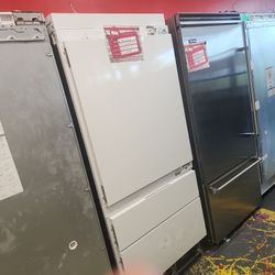 BEAUTIFUL BUILD-IN 36" PANEL-READY BOTTOM-FREEZER REFRIGERATOR 