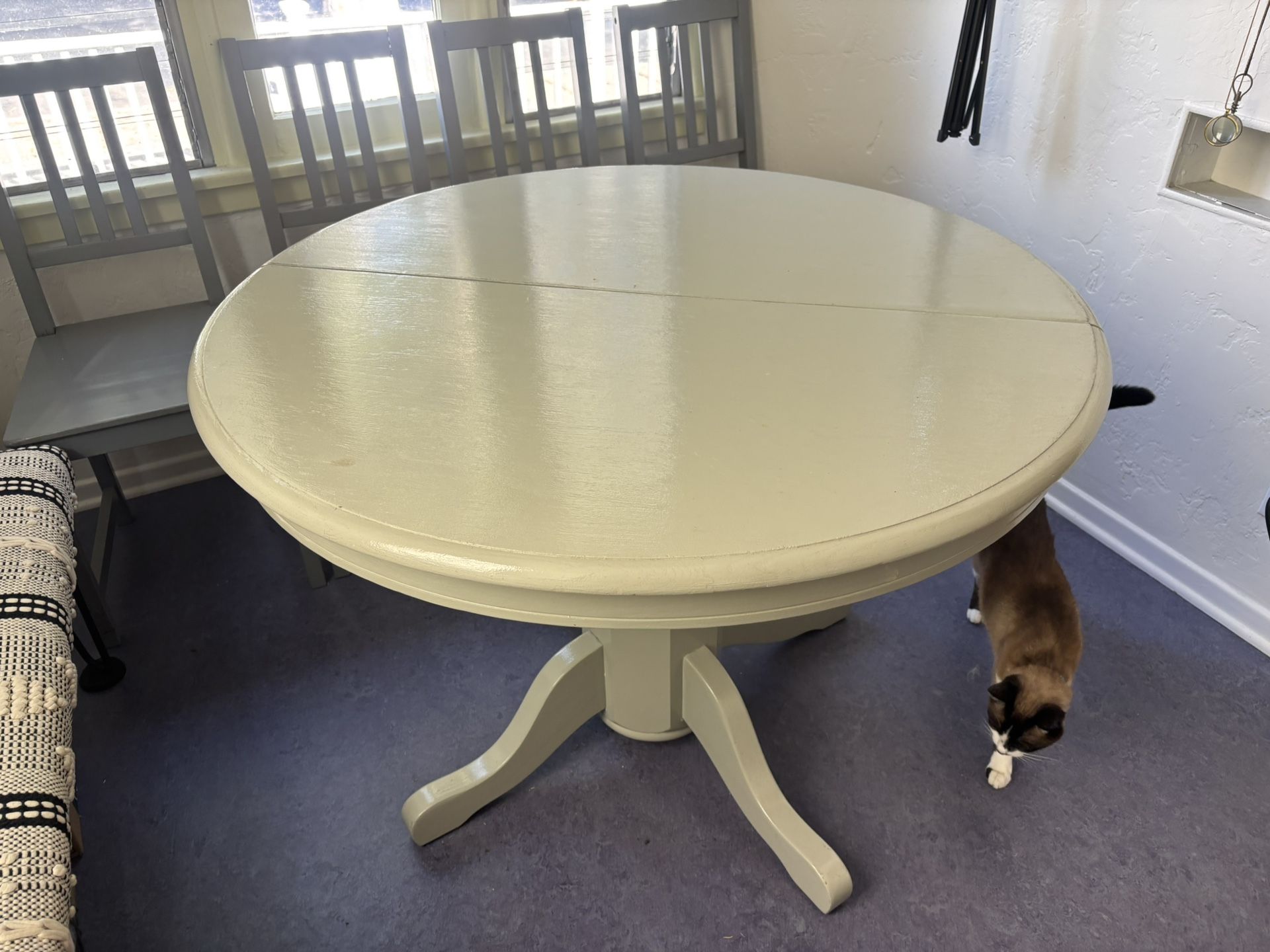 Solid Wood Round Dining Pedestal Table. 