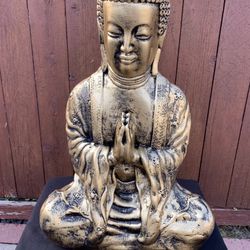 Praying Buddha Statue