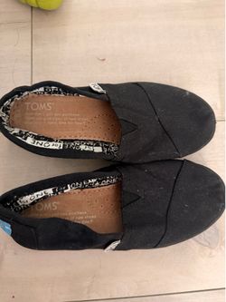 Tom’s shoes