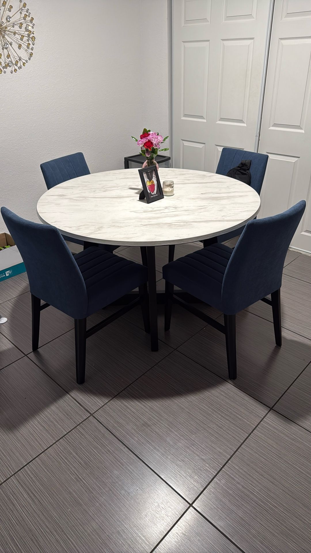 RoomsToGo Dinner Table & Chairs