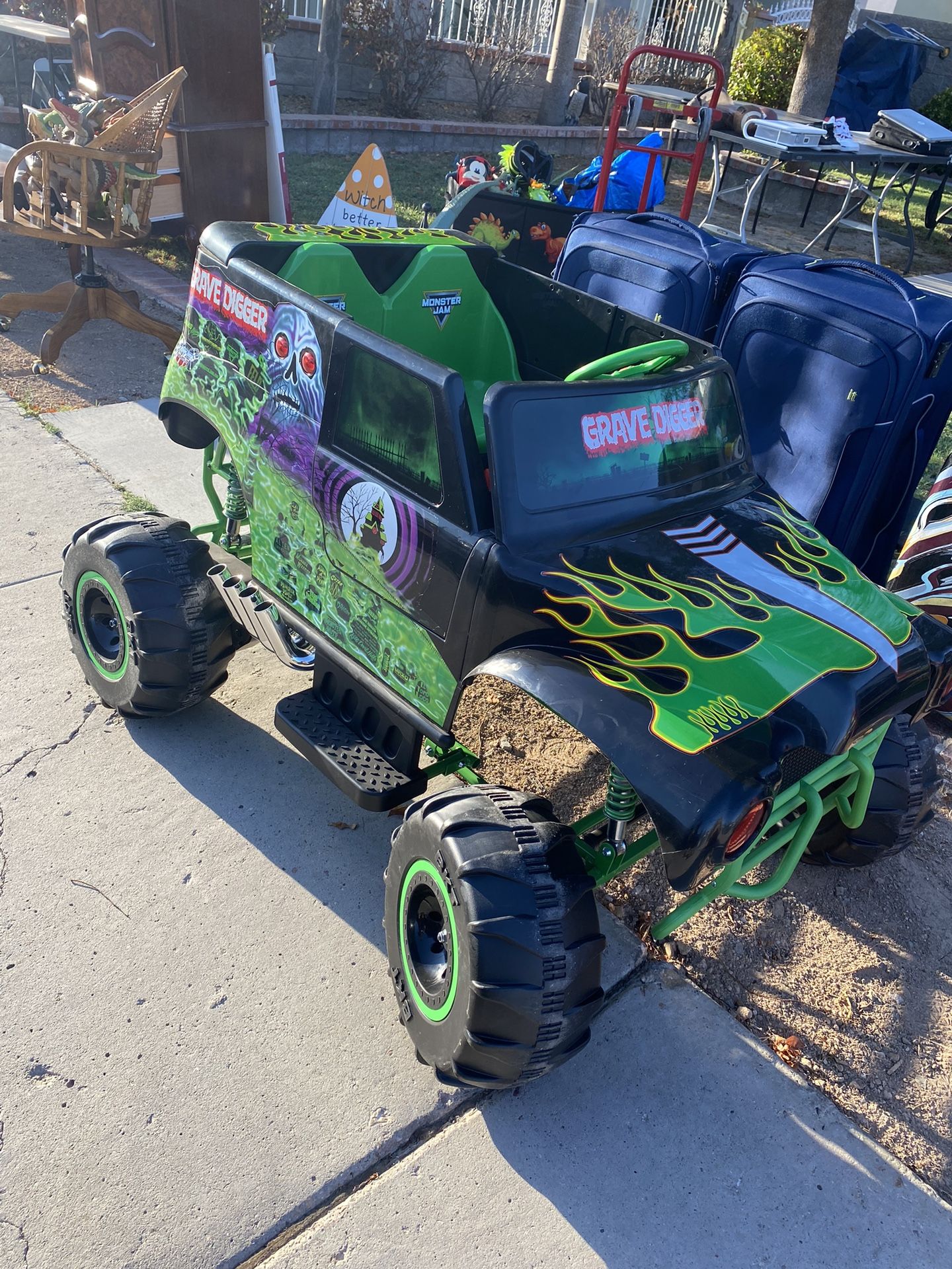 Almost new with its battery and charger
