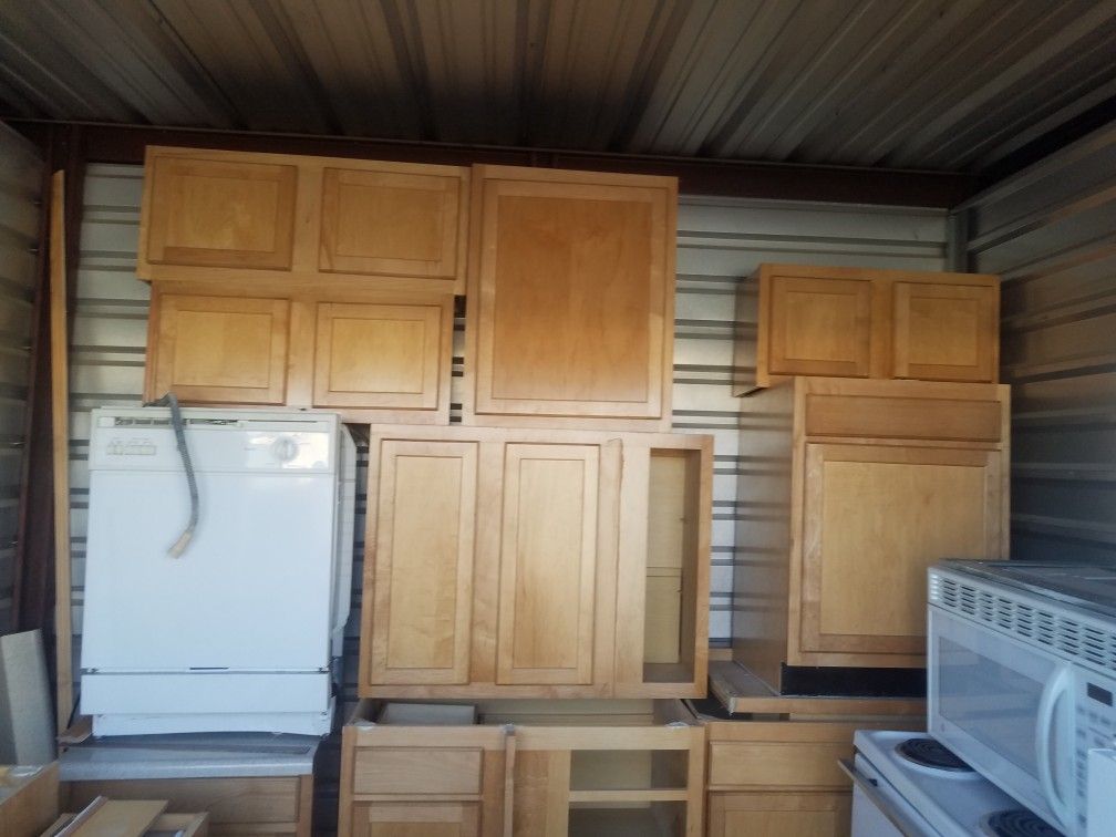 Oak cabinets, fit 10x10 kitchen