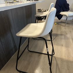 2TALL ISLAND TABLE CHAIRS GREAT CONDITION