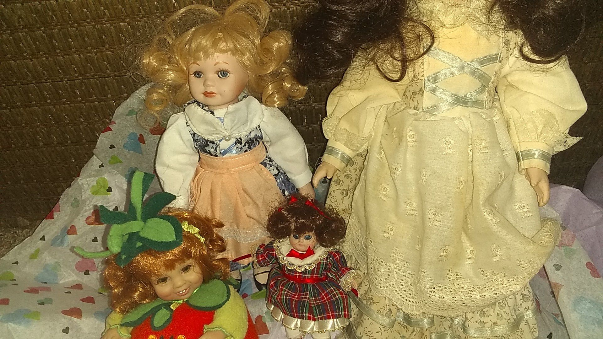 4 porcelain dolls