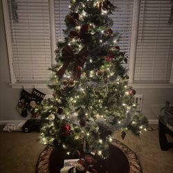 Free Xmas Tree and  Ornaments